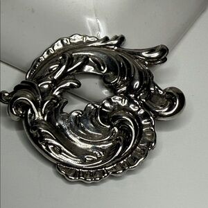Art nouveau style vintage Elegant shiny artsy Silver tone scarf clip